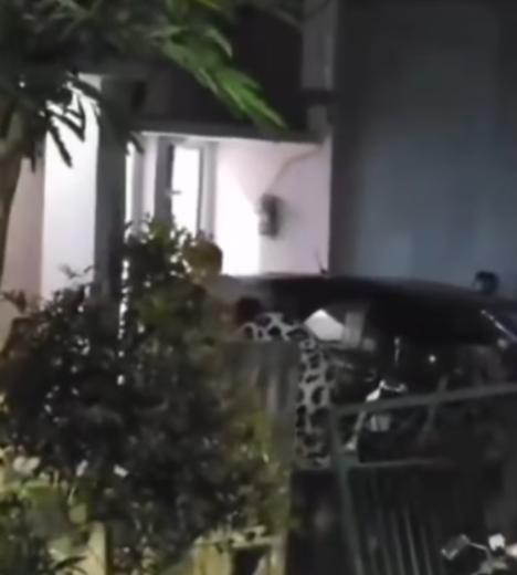 Jadi Tersangka, Suami Penganiaya Istri Hamil 4 Bulan Tak Ditahan Viral video seorang suami melakukan penganiayaan terhadap istrinya yang tengah hamil 4 bulan, di Serpong Utara. Kini polisi tengah mendalmi kasus tersebut.(dra)