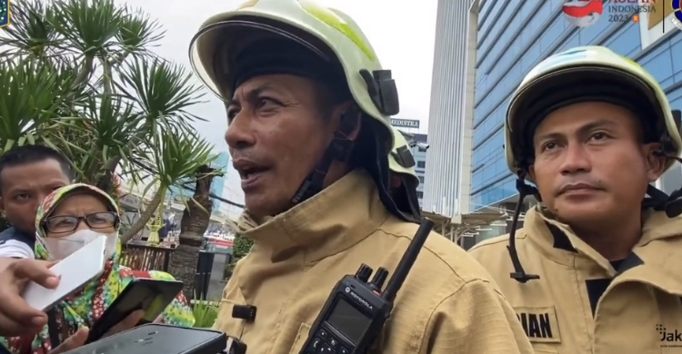 Kebakaran K-Link Tower: 2 Korban Dirawat Di RS, 1 Pulang Petugas Damkar DKI saat memberikan keterangan pers. Foto : Ist