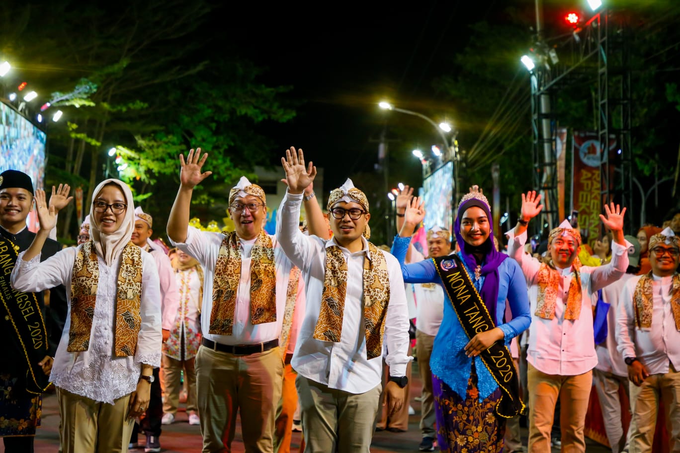 Kenakan Selendang & Ikat Kepala, Pilar Kenalkan Batik Khas Tangsel pada Karnaval Budaya di Makassar Foto : Ist