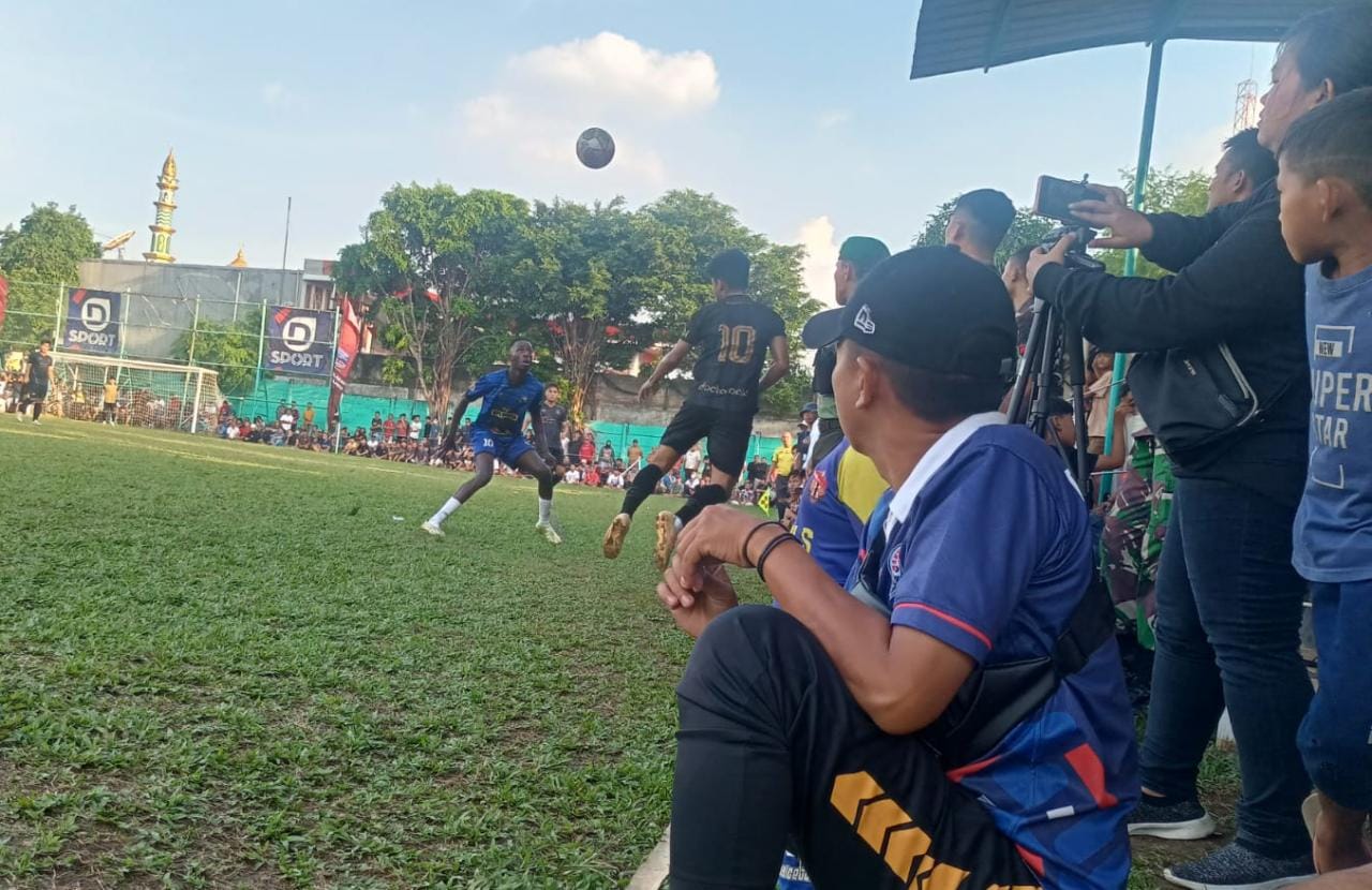 Kiper Salak Putih Lagi Apes, Juara Bersama Dalam Naungan Tujuh FC Para penonton tak beranjak dari posisinya menyaksikan duel menarik antara Tujuh FC versus Salak Putih.(Ist)