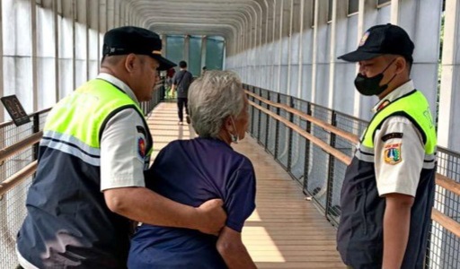 Lansia Raup Belasan Juta Dari Hasil Mengemis Foto : Ist