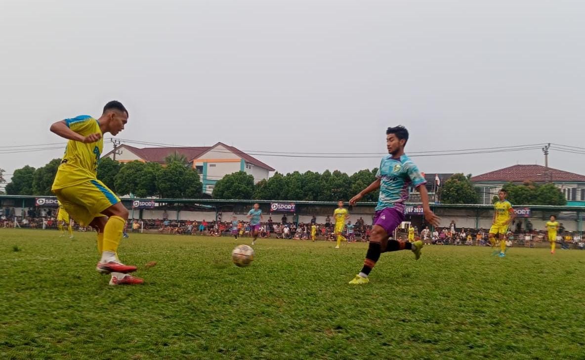 Manajer Dejan: Aseng Tim Yang Biasa-biasa Saja Pemain Dejan, Reza Ja'ul (kanan) berebut bola dengan pemain Beringin Serut.(Ist).