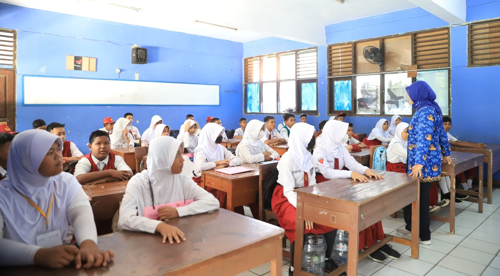 Masyarakat Antusias Sambut Imbauan Antar Anak Sekolah Suasana hari pertama masuk sekolah pelaksanaan tahun ajaran baru 2023/2024.