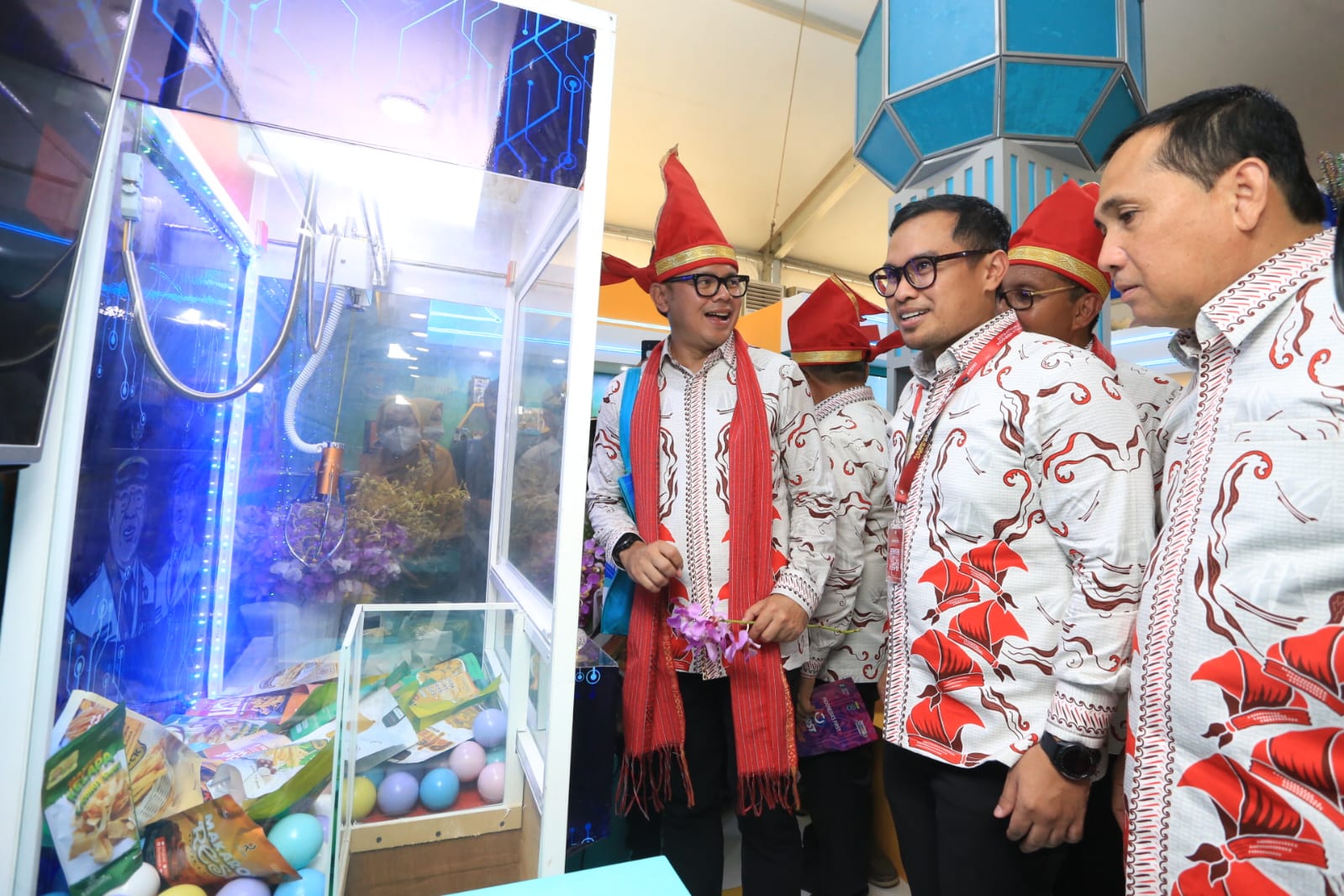 Menengok Deretan Produk Unggulan, Bima Arya : Tangsel Ini Keren! Bima Arya kepincut dengan sederet tampilan produk-produk berkualitas asal Tangsel. (Ist)