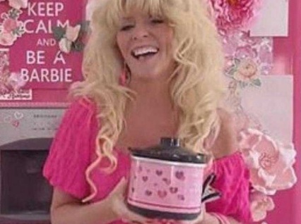 Nenek Terobsesi Hidup Bak Barbie Foto : Ist