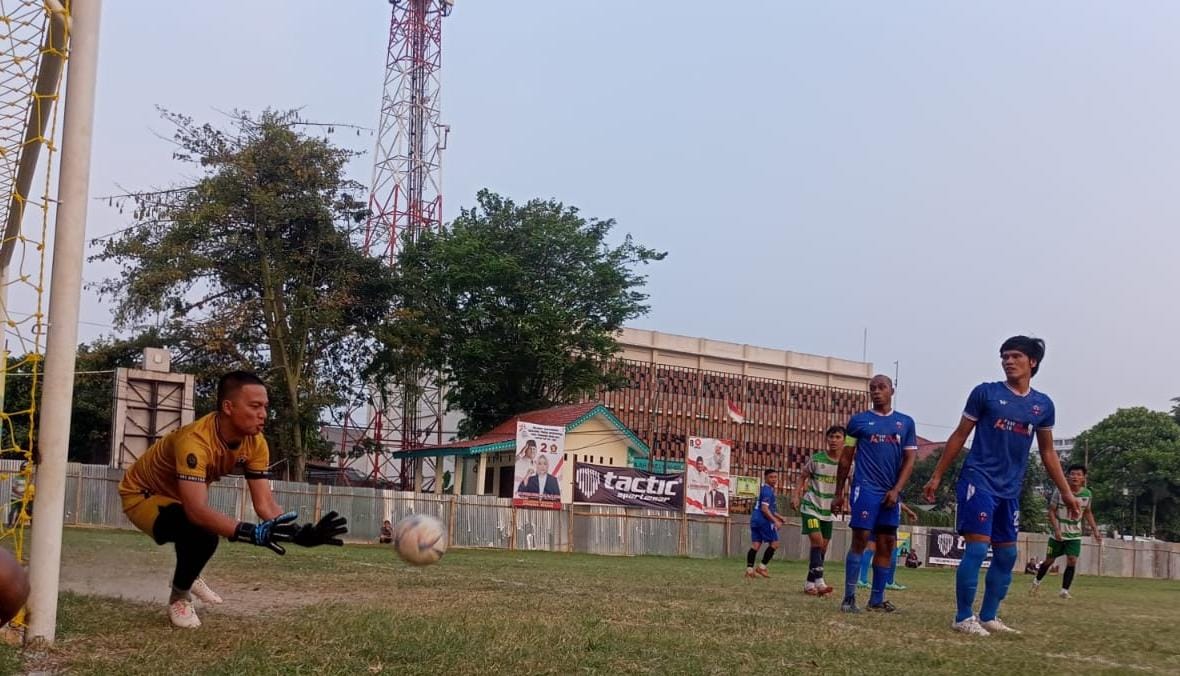 Obi United Dinaungi Keberuntungan, Golok Setan Siap Tebas Harmoni Kiper Obi United, Brian jatuh bangun amankan gawang.(Ist).