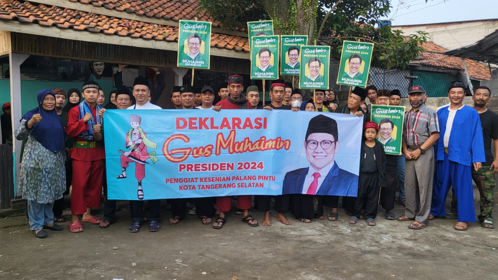 Palang Pintu Dukung Cak Imin Penggiat kesenian palang pintu Kota Tangsel mendeklarasikan dukungan Capres trhadap Muhaimin Iskandar, di Pamulng, Kamis (6/7).(dra)