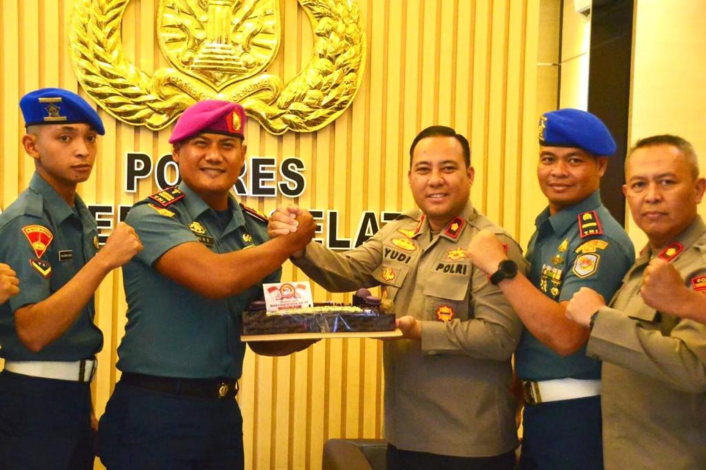 Pasukan Marinir Datangi Mapolres Tangsel Ist.