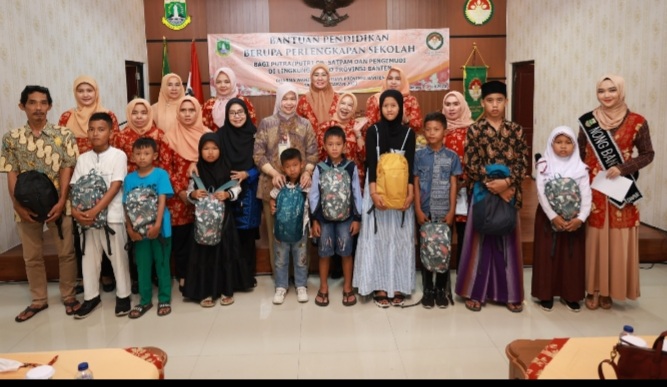 Pemprov Banten Serahkan Bantuan Pendidikan Perlengkapan Sekolah Foto : Ist