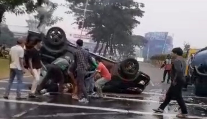 Pengendara Innova Terguling Hantam Mobil Tangki dan Pemotor di Serpong, 5 Orang Luka-luka Foto : Ist