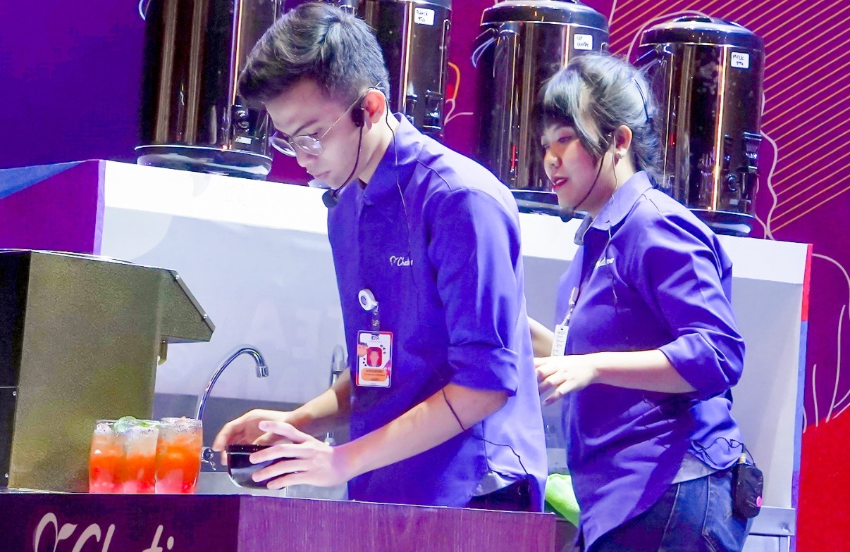 Perkuat Seni Meracik Minuman Kekinian, Chatime Indonesia Gelar Tea-rista Competition 2023 Bimo dan Tasya, tim peserta asal Jakarta sedang meracik Chatime.(Ist).