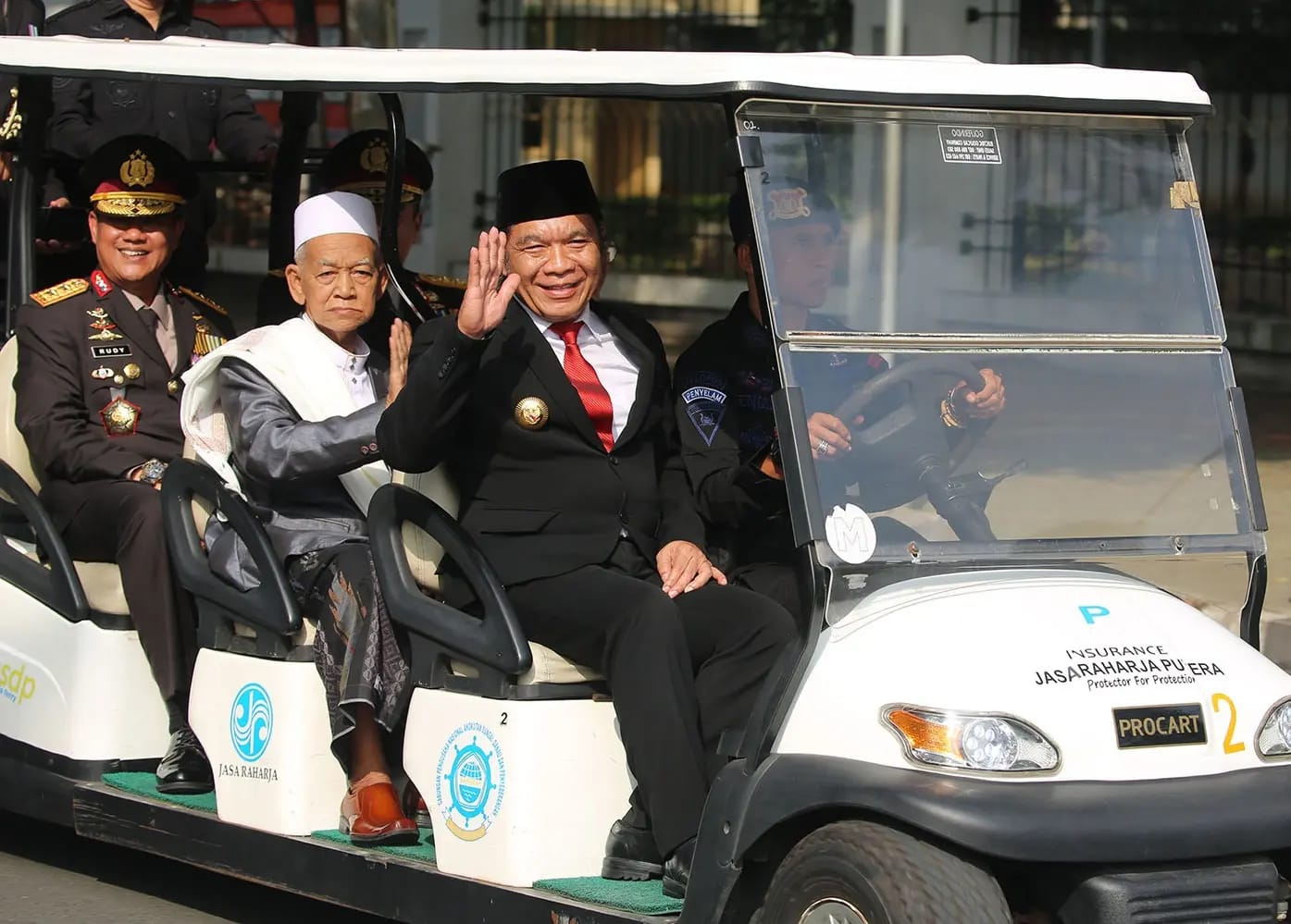Pj Gubernur Banten Al Muktabar Hadiri Upacara Hari Bhayangkara Ke-77 Foto : Humas Pemprov