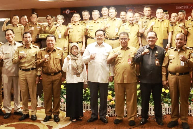Pj Gubernur Banten Al Muktabar : Netralitas ASN di Banten Kondisi Baik Pj Gubernur Banten Al Muktabar (no 3 depan) saat mengikuti Rakor yang diselenggarakan Kemendagri. Foto : Humas Pemprov