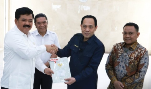 Pj. Gubernur Banten Al Muktabar Sertai Menteri ATR/BPN Hadi Tjahjanto Serahkan Sertipikat Tanah di Kabupaten Serang Foto ::Humas Pemprov