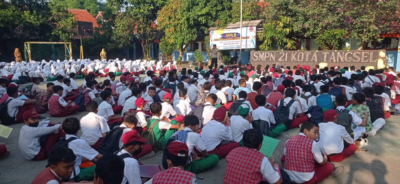 Polisi Go to School Sambangi SMPN 21 Polres Tangsel mengadakan kegiatan Polisi Go to School ke SMPN 21 Kota Tangsel. Kegiatan itu untuk memberikan penyuluhan kepada para siswa.(dra)