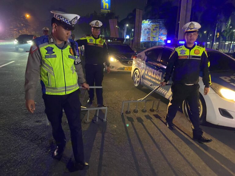 Polisi Sterilisasi Jalan Pahlawan Seribu Dari Ranjau Paku Tim Lantas olres Tangsel tengah melakukan pembersihan ranjau paku di Jalan Pahlawan Seribu, Kecamatan Serpong. Diketahui cukup banyak ditemukan paku di jalan tersebut.(dra)