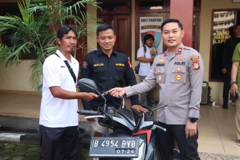 Polsek Pamulang Serahkan Motor Curian Ke Pemiliknya Polsek Pamulang mengembalikan sepeda motor milik warga yang sempat hilang dicuri.(dra)