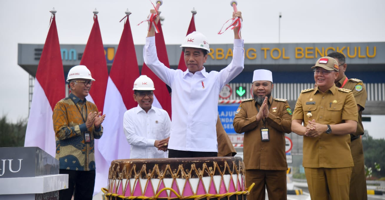 Presiden Jokowi Pastikan Semua Jalan Rusak Diperbaiki, Paling Telat Bulan Ini Foto : Ist
