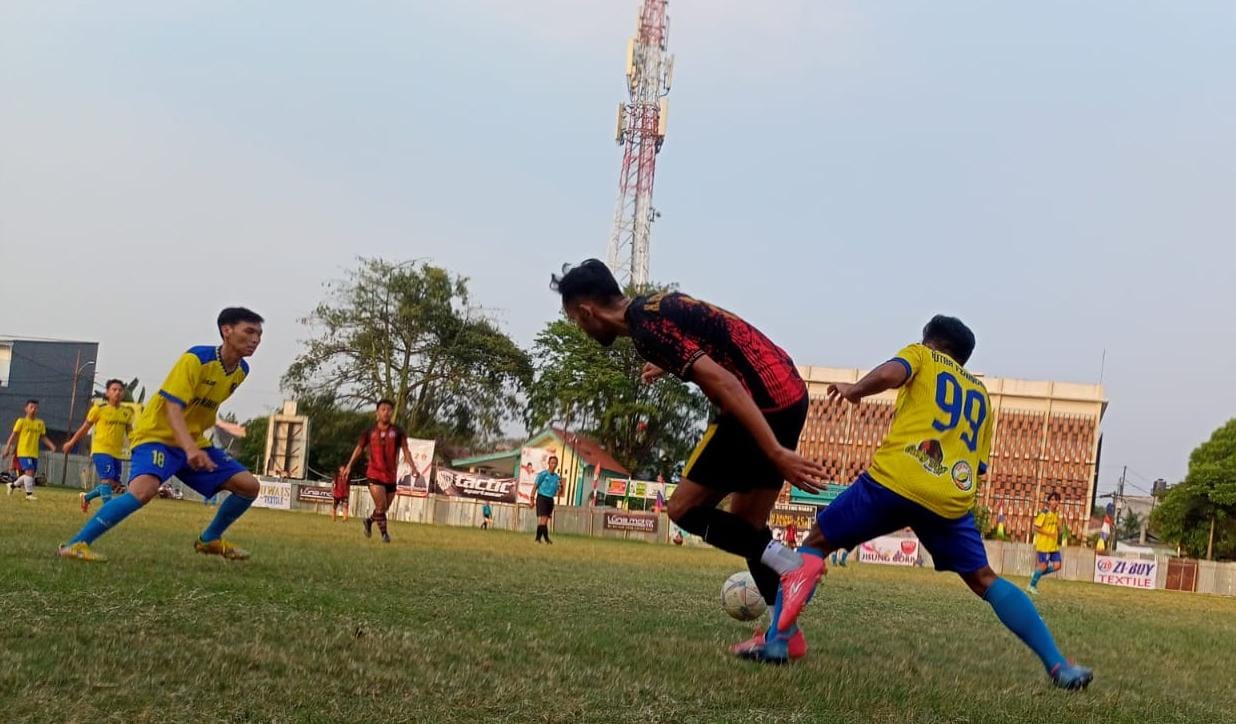 Putra Peninggilan Takluk Dari H Saemin Lewat Drama Adu Penalti Gelandang H Saemin FC, Hasnul (kostum merah hitam) berduel dengan pemain Putra Peninggilan.(Foto: red/tangselpos.id).