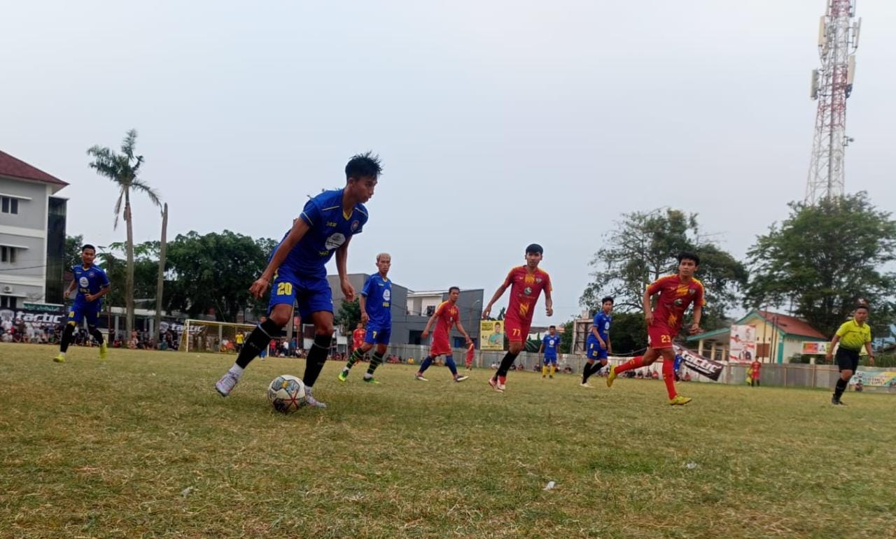 Quattrick Yanuar Bawa Zomon FC ke 32 Besar, Aren FC Datangkan Raja Tarkam Bek kiri Zomon FC, Thorik menggiring bola.(Ist)