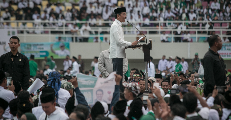 Rakyat Masih Perang Di Medsos, Jokowi Geleng-geleng Kepala Presiden Jokowi pada acara Haltah PJB di Solo. Foto : Setpres