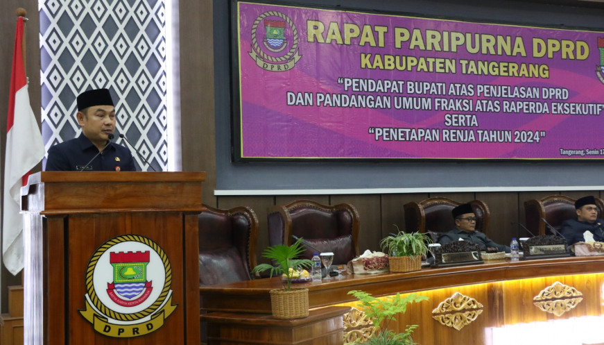 Raperda tentang Pancasila dan Kepemudaan Disambut Baik Wakil Bupati (Wabup) Tangerang, Mad Romli tampak membacakan sambutan Bupati saat rapat paripurna di Gedung Dewan Perwakilan Rakyat Daerah (DPRD) setempat pada Senin (17/7).