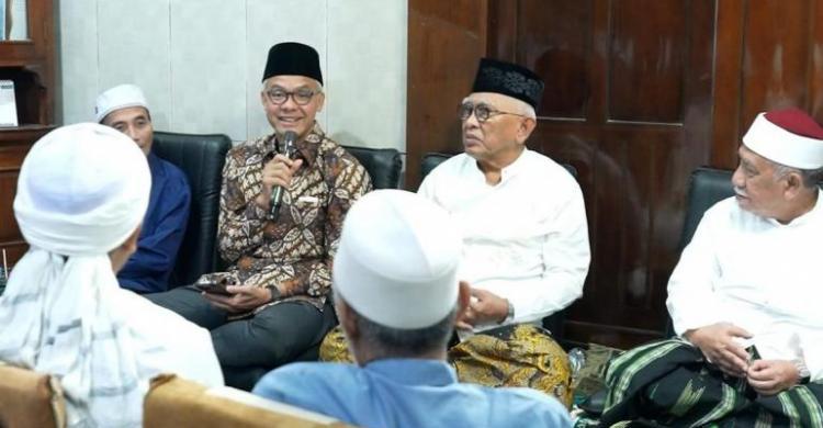 Rayakan Tahun Baru Islam Dengan Masyayikh Se-Indonesia Capres dari PDI Perjuangan yang juga Gubernur Jawa Tengah Ganjar Pranowo (kedua kiri) bersilaturahmi dengan sejumlah masyayikh di Pondok Pesantren Al Anwar, Kecamatan Sarang, Kabupaten Rembang. Foto: Ist