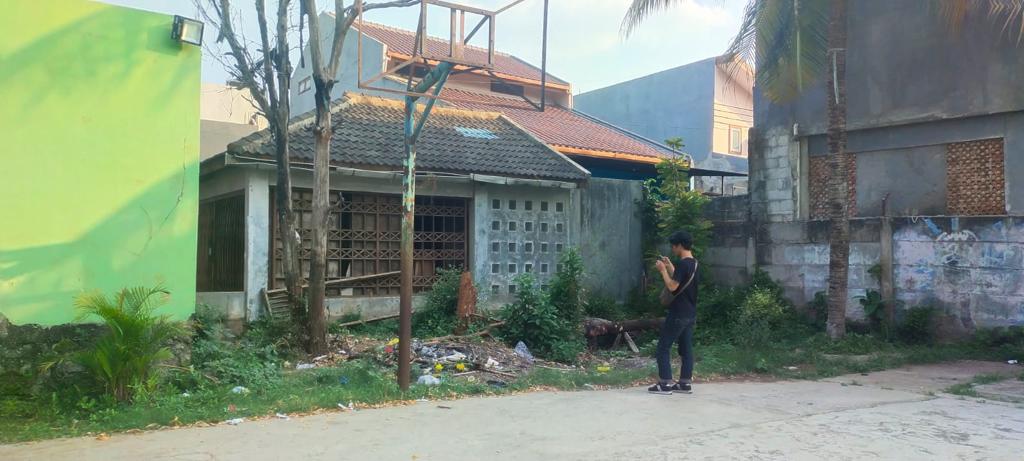 Rumah Pimpinan KPK Di Pondok Aren Diteror, Dikirimi Karangan Bunga Seorang warga memperlihatkan lokasi karangan bunga yang meneror komisioner KPK sudah terbakar, di Jalan Permai Tengah, Kelurahan Jurangmangu Barat, Pondok Aren.(dra)