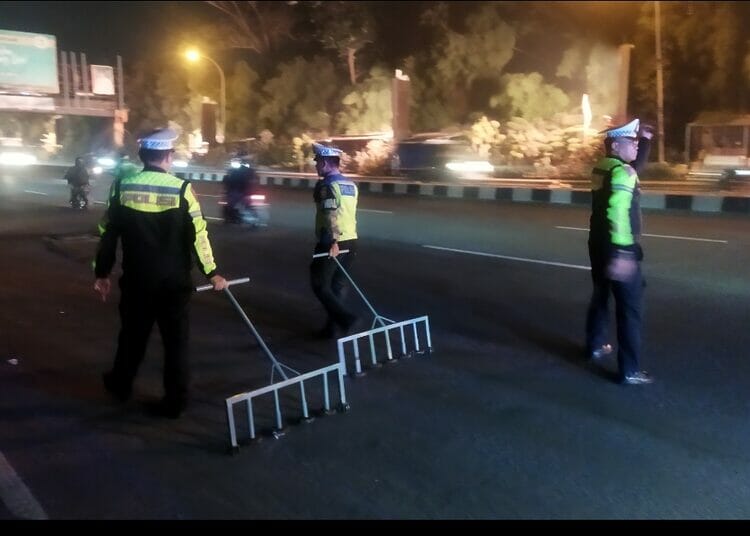 Satlantas Polres Tangsel Sterilisasi Ranjau Paku Di Jalan Pahlawan Seribu Foto : Ist