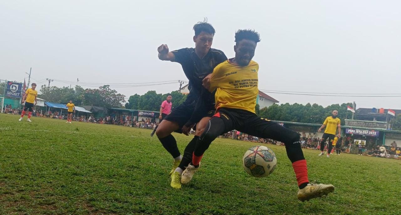 Satu Tiket Final Sudah Jadi Milik Arkha Mandiri Gelandang Tujuh FC, Putra (kostum hitam) berduel dengan pemain asing Arkha Mandiri, Emeka.(Ist).
