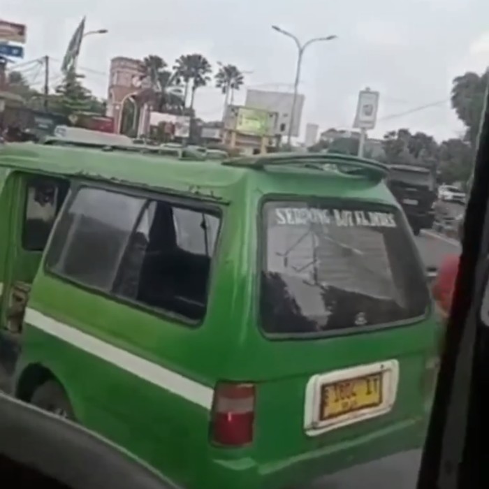 Sopir Angkot di Alam Sutera Hadang TransJ karena Dianggap Rebut Penumpang Foto : Ist