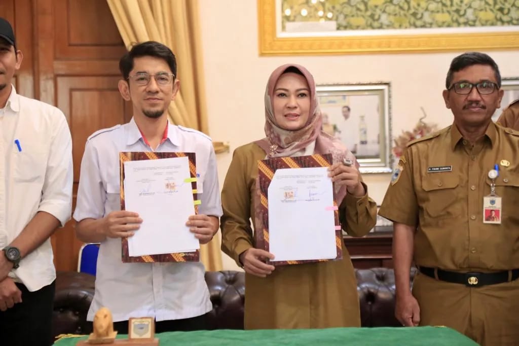 SPAM KSPN Tanjunglesung Segera Beroperasi Bupati Pandeglang, Irna Narulita serah SPAM KSPN Tanjunglesung bersama Kepala Balai Prasarana Permukiman Wilayah Banten, M. Yoza Habibie di Ruang Garuda Pendopo Pandeglang, Senin (31/7/2023).(Istimewa)