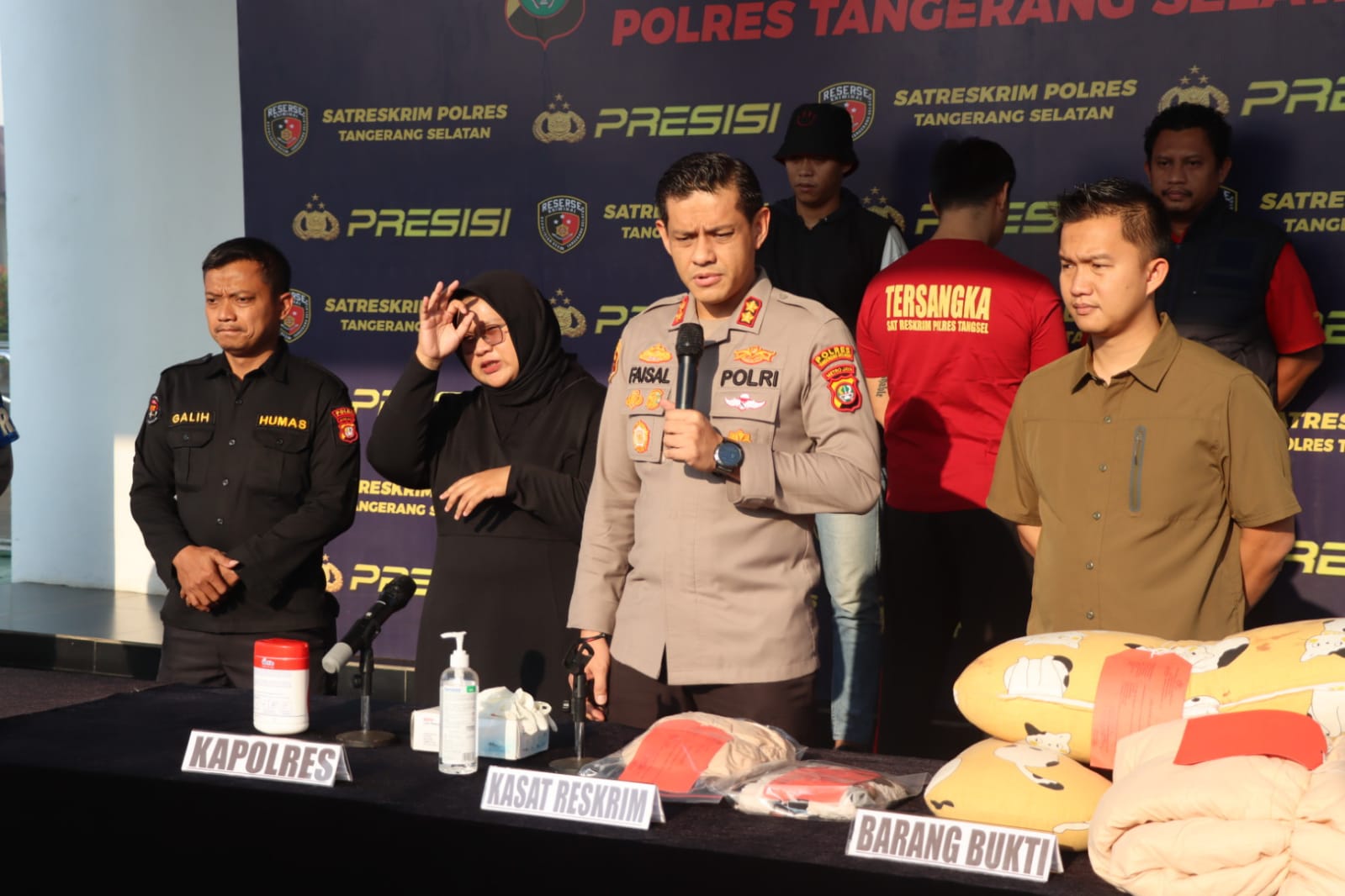 Suami Penganiaya Istri Hamil 4 Bulan Ditangkap Di Bandung Kapolres Tangsel AKBP Faisal Febrianto menggelar jumpa pers penangkapan kasus KDRT, di Markas Polres Tangsel, Selasa (18/8).(dra)