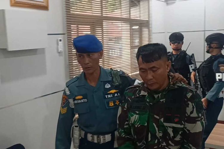 Sudah 10 Tahun, Pria Di Serang Ini Jadi Petugas Kesehatan Dan Marinir Gadungan UH (kanan) saat diamankan Petugas. Foto : Ist