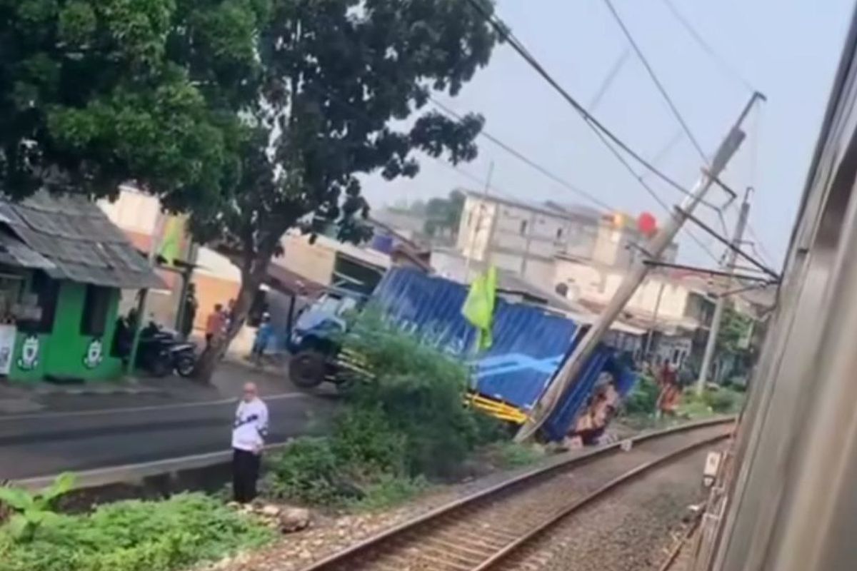 Truk Tabrak Tiang LAA, Commuter Line Pondok Ranji-Kebayoran Diberhentikan Foto : Ist