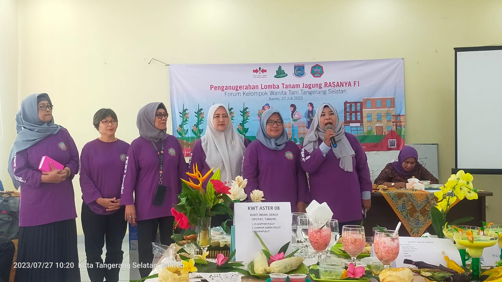 Tularkan Semangat Bercocok Tanam, KWT Tangsel Dorong Emak-emak Hasilkan Produk Tani Unggulan Penganugerahan lomba tanam dan olahan jagung Kelompok Wanita Tani (KWT) Kota Tangerang Selatan. (tangselpos.id/lim)