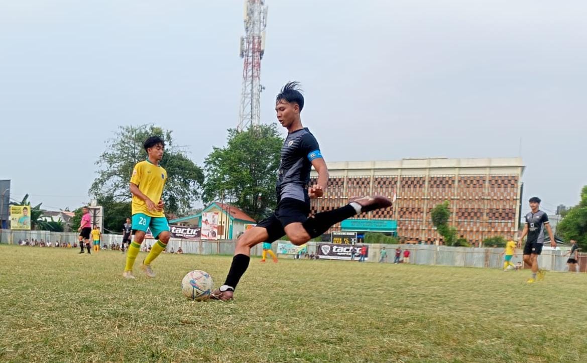 Unggul Materi Pemain & Lawan Bermain 10 Orang, Aren FC Kalah Adu Penalti Kapten Altaf FC, Farhan menendang bola dari lini pertahanan timnya.(Foto: Red/tangsel pos.id).