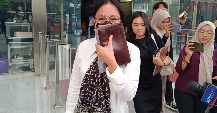 Usai Diperiksa KPK, Istri Rafael Alun Tutupi Wajahnya Pakai Buku Agenda Foto : Ist