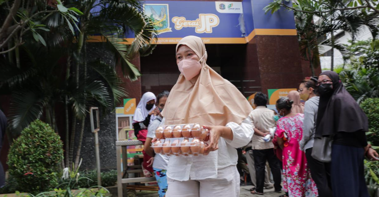 Warga Miskin Kesulitan Tebus Pangan Subsidi Warga antre untuk mendapatkan pangan bersubsidi di kantor Wali Kota Jakarta Pusat. Foto : Ist