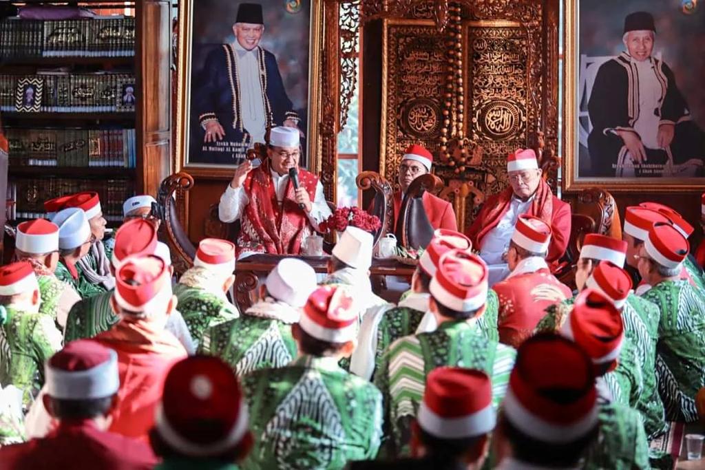 Ada Anies di Jagat Arsy Bacalon Presiden Anies Baswedan melakukan kegiatan kunjugan silaturahmi. Kali ini kunjungan dilakukan di Pesantren Peradaban Dunia Jagat ‘Arsy, di Serpong.(dra)