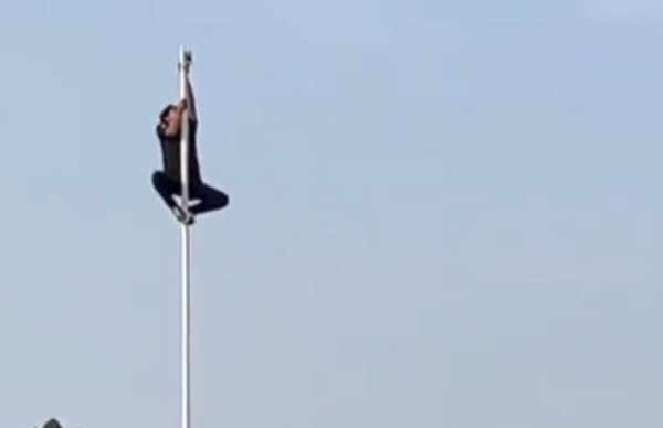 Aksi Heroik Pria Panjat Tiang Bendera Saat Upacara HUT ke-78 RI di Ciputat Timur Foto : Ist