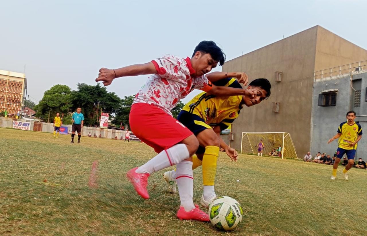 All Stars Pakujaya Berharap Bertemu Forkabi di 16 Besar Kapten Gurih FC, Septian (kiri) berduel dengan gelandang All Stars Pakujaya, Haviz.(Foto: Red/tangselpos.id).