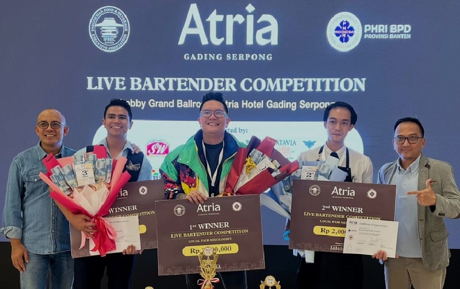 Atria Hotel Gading Serpong dan IFBEC Banten Gelar Kompetisi Bartender Berbahan Tradisional Pemenang Live Bartender Competition di Dampingi Oleh Wahyono, General Manager Atria Hotel & Residences Gading Serpong & Andri, Profesional Hotelier dan Salah Satu Juri dari Acara Tersebut. (tangselpos.id/rmn)
