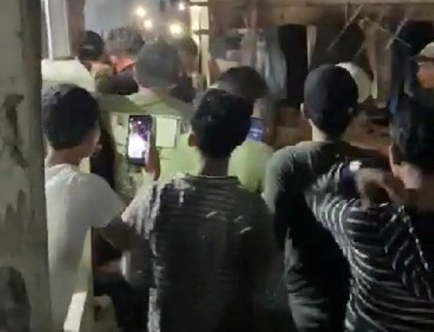 Bejat, Ayah Cabuli Putri Kandungnya Selama 9 Tahun Warga saat menghakimi SH pelaku pencabulan anaknya sendiri. Foto : Ist