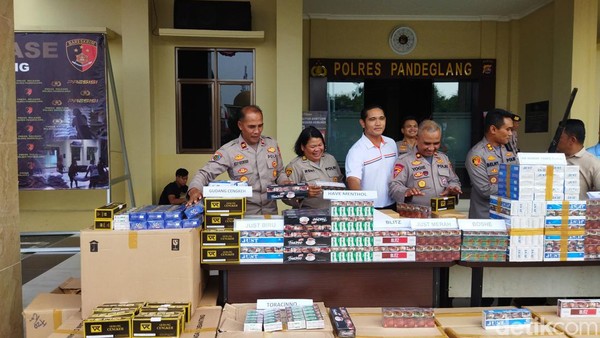 Belasan Ribu Bungkus Rokok Ilegal di Pandeglang Disita, 4 Pelaku Diamankan Foto : Ist