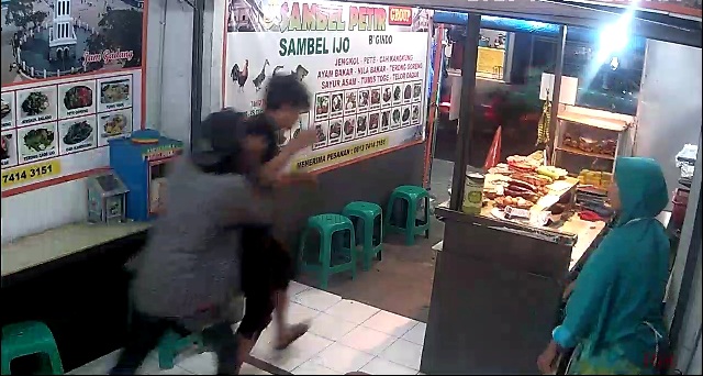 Beli Nasi Cuma Bayar Rp 10 Ribu, Dikasih Lauk Sedikit Trus Ngamuk Foto : Ist