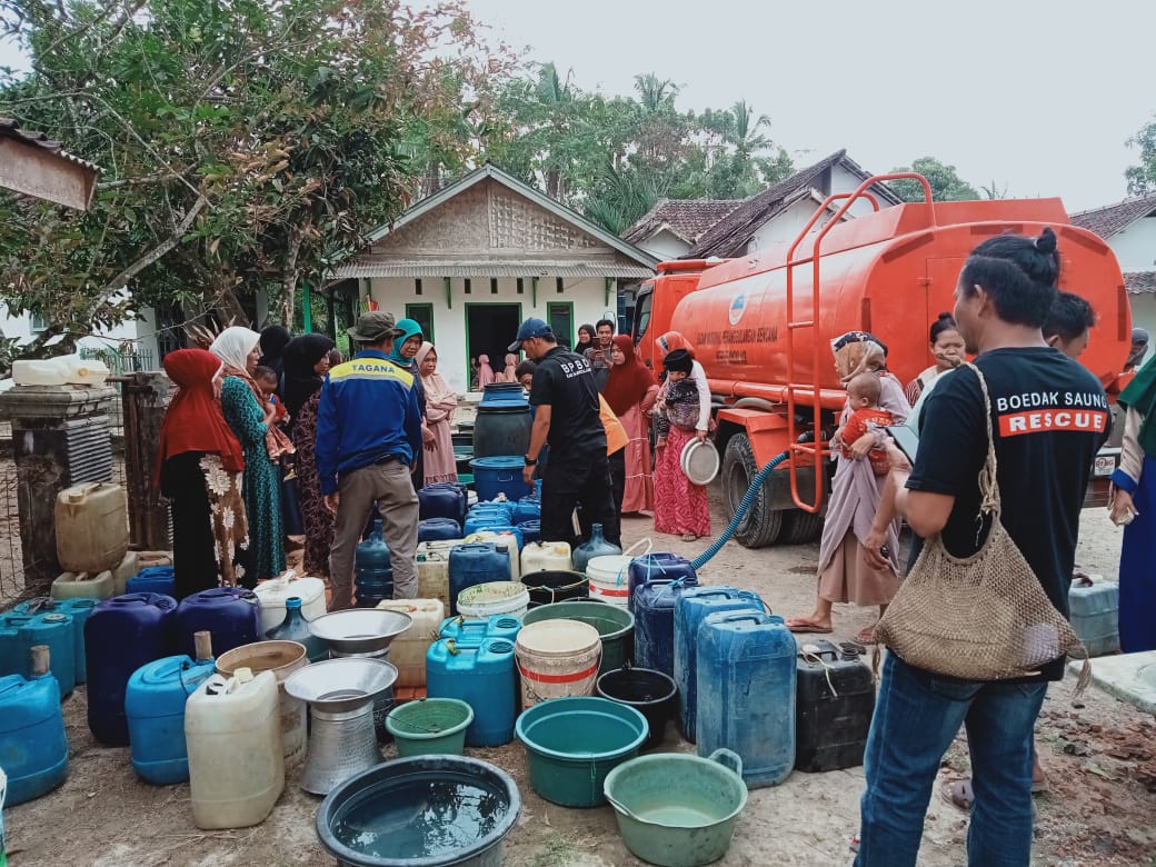 Boedak Saung Salurkan Air Bersih di Lokasi Kebakaran Sukaresmi Boedak Saung menyalurkan air bersih ke lokasi kebakaran di Ponpes Al Iftida, Desa Pasirkadu, Kecamatan Sukaresmi, Kabupaten Pandeglang, Senin (28/8/2023).(Istimewa)