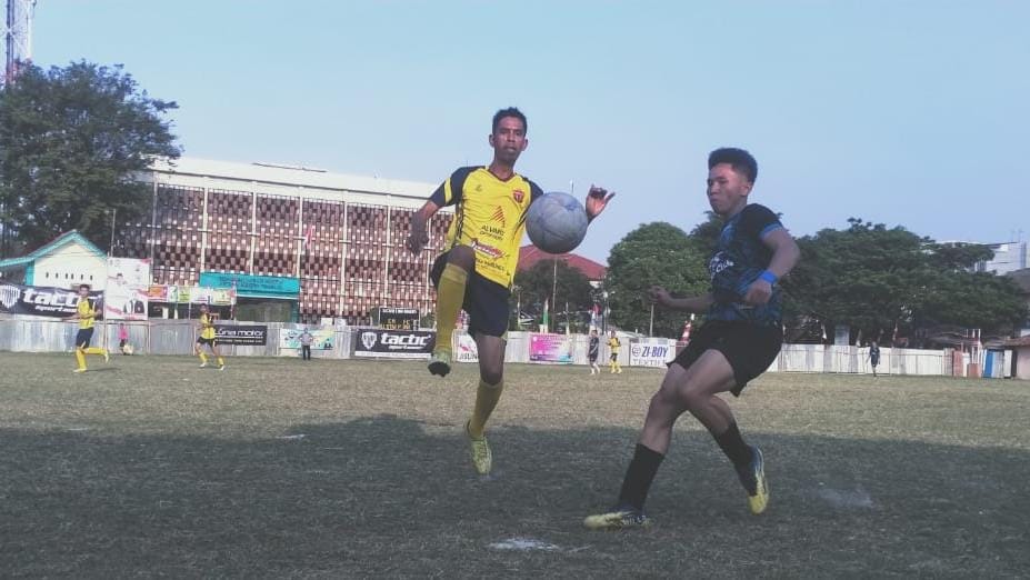 Brace dari Sandi Bule Bawa All Star Pakujaya ke 32 Besar Bek All Star Pakujaya, Ipul Congor (kiri) berduel dengan penyerang GM FC, Ardi.(Foto: Red/tangselpos.id).