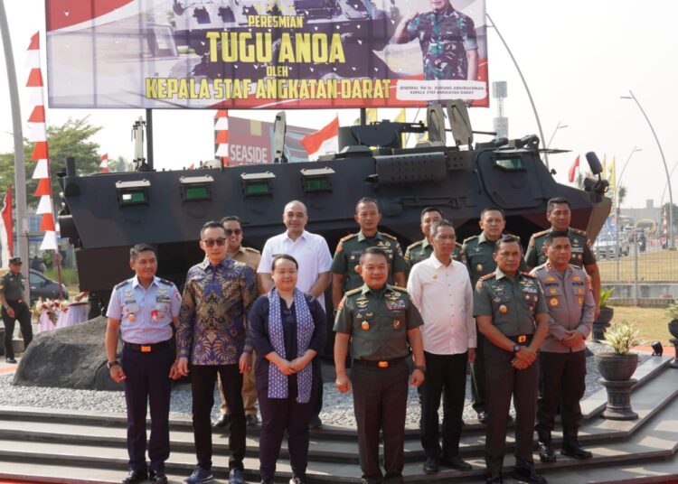 Bupati Tangerang dan KASAD Meresmikan Monumen Anoa KASAD Jenderal Dudung Abdurachman (no 4 depan) dan Bupati Tangerang Zaki Iskandar (baju putih pendek) pada peresmian monumen Anoa. Foto : Ist
