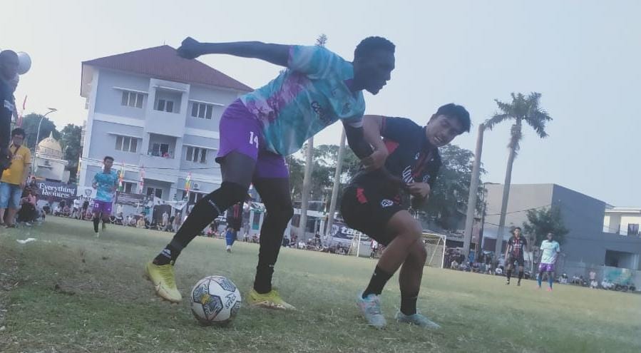 Dejan Langsung Tebar Ancaman, Bantai Deversity Lima Gol Tanpa Balas Pemain asing Dejan, Gora menguasai bola dan coba direbut pemain Deversity.(Foto: Red/tangselpos.id).